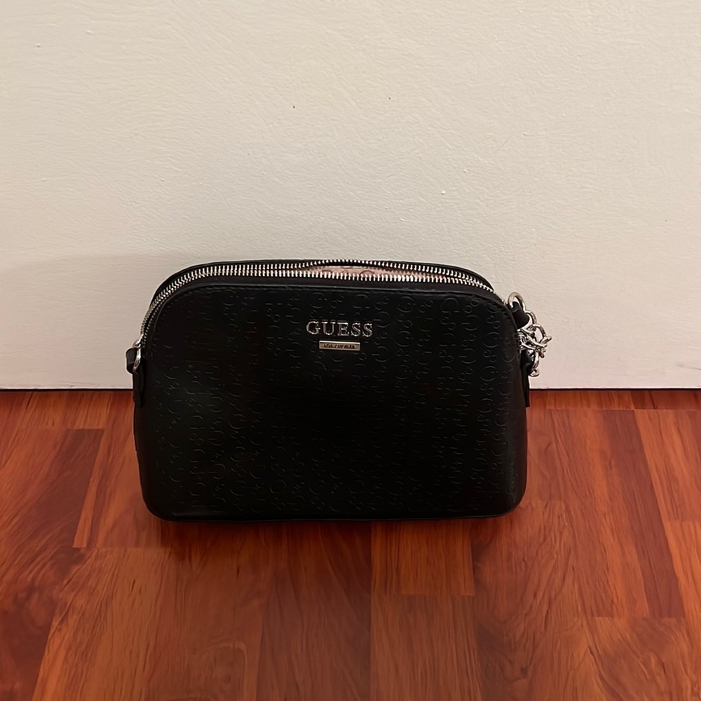 GUESS purse with strap. Cute interior lining never used. Great for any occasion!